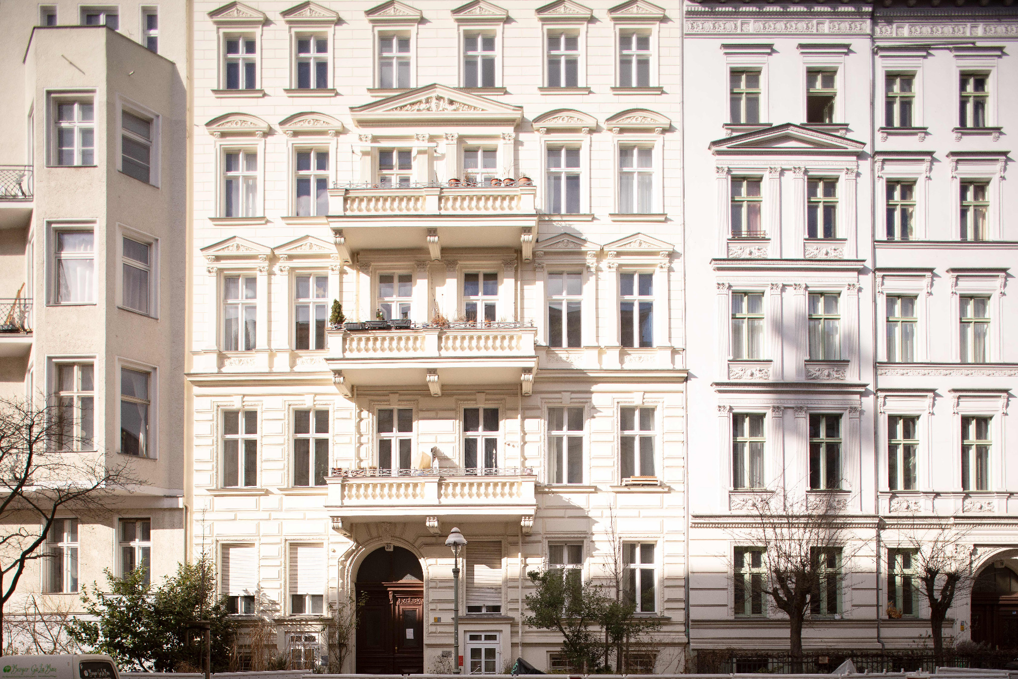 Historische Berliner Altbaufassade des Hauses mit George’s Service Apartments