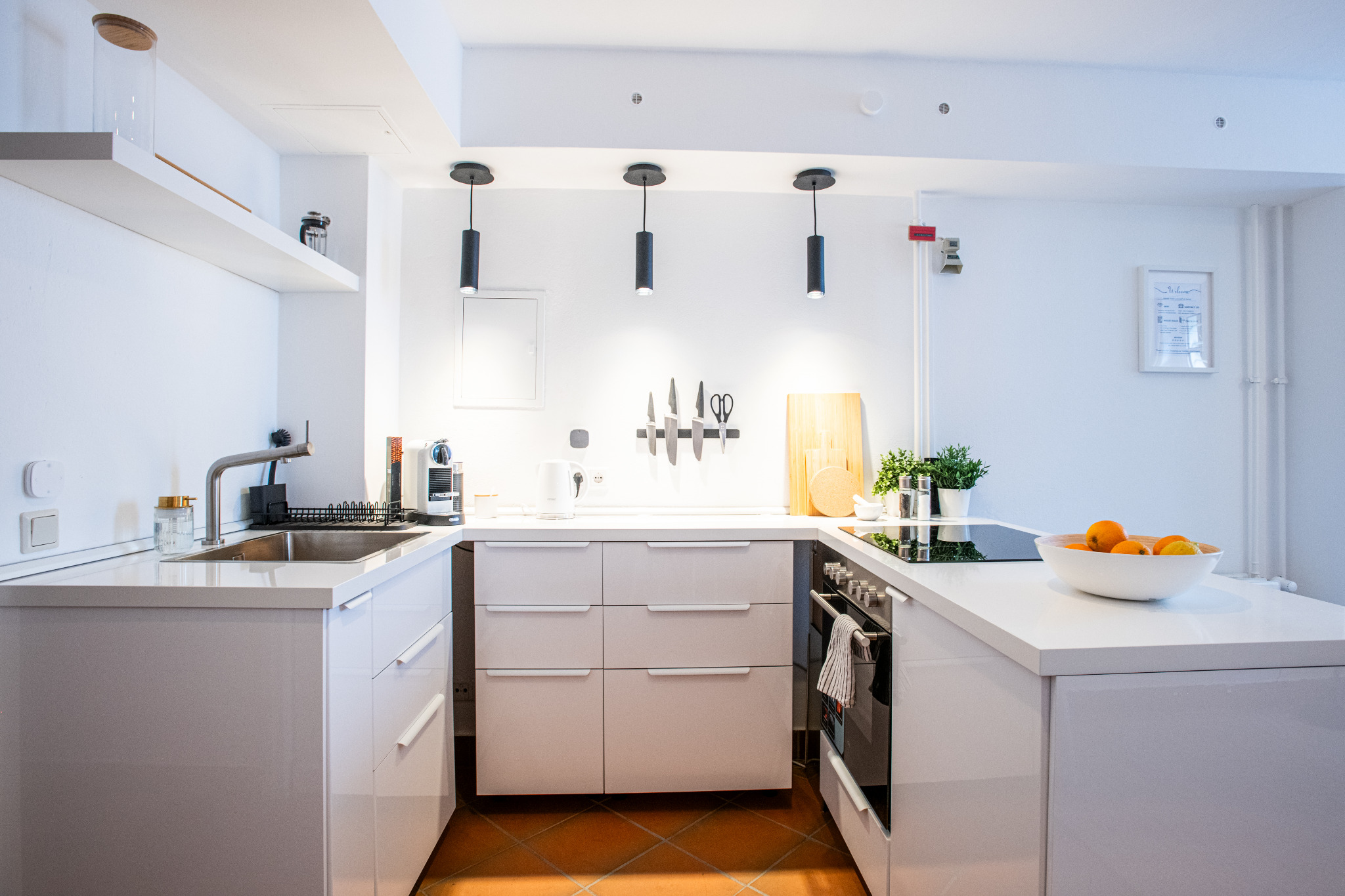 Helle und vollständig ausgestattete Küche in George’s Service Apartments